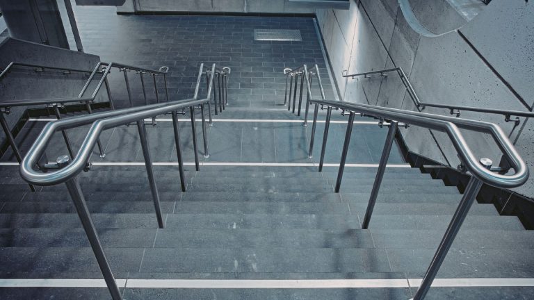 מאחז יד למדרגות