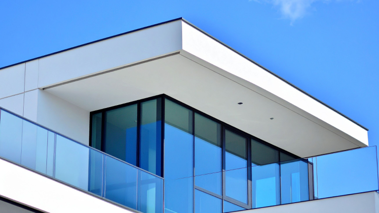 מעקה זכוכית למרפסת