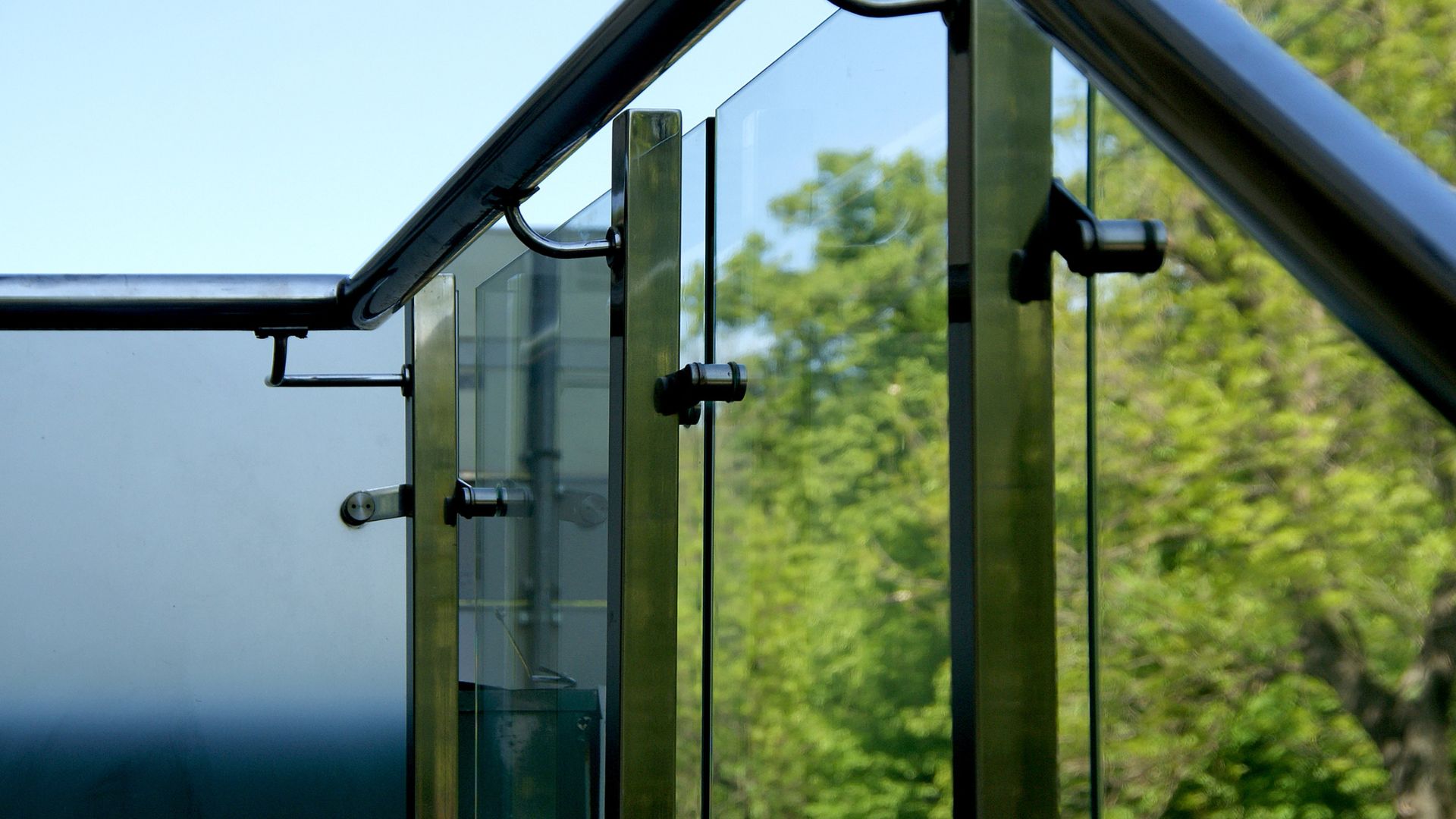 מעקה זכוכית שתול